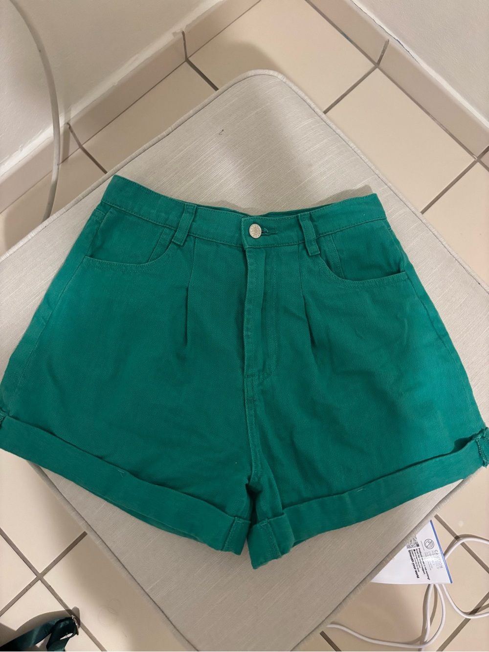 High-Waist Emerald Green Women's Shorts with Cuffed Hem